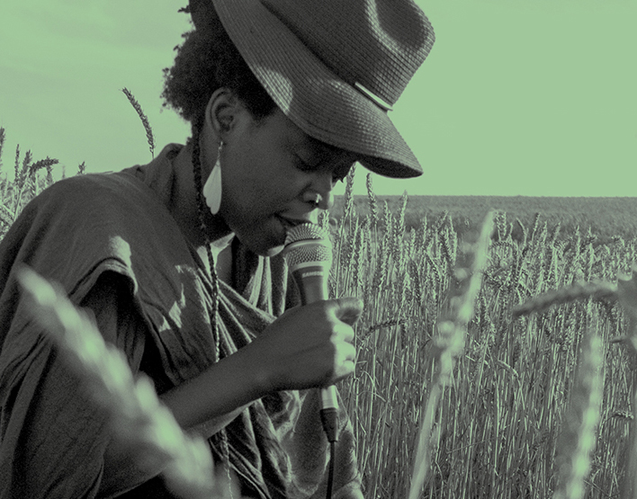 Elsa M’bala, performance in the field. Photo: Simone Gilges (2017)
