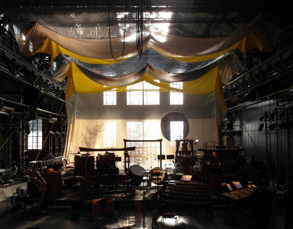 Photo from a performance of Monophonie by Volker Beushausen